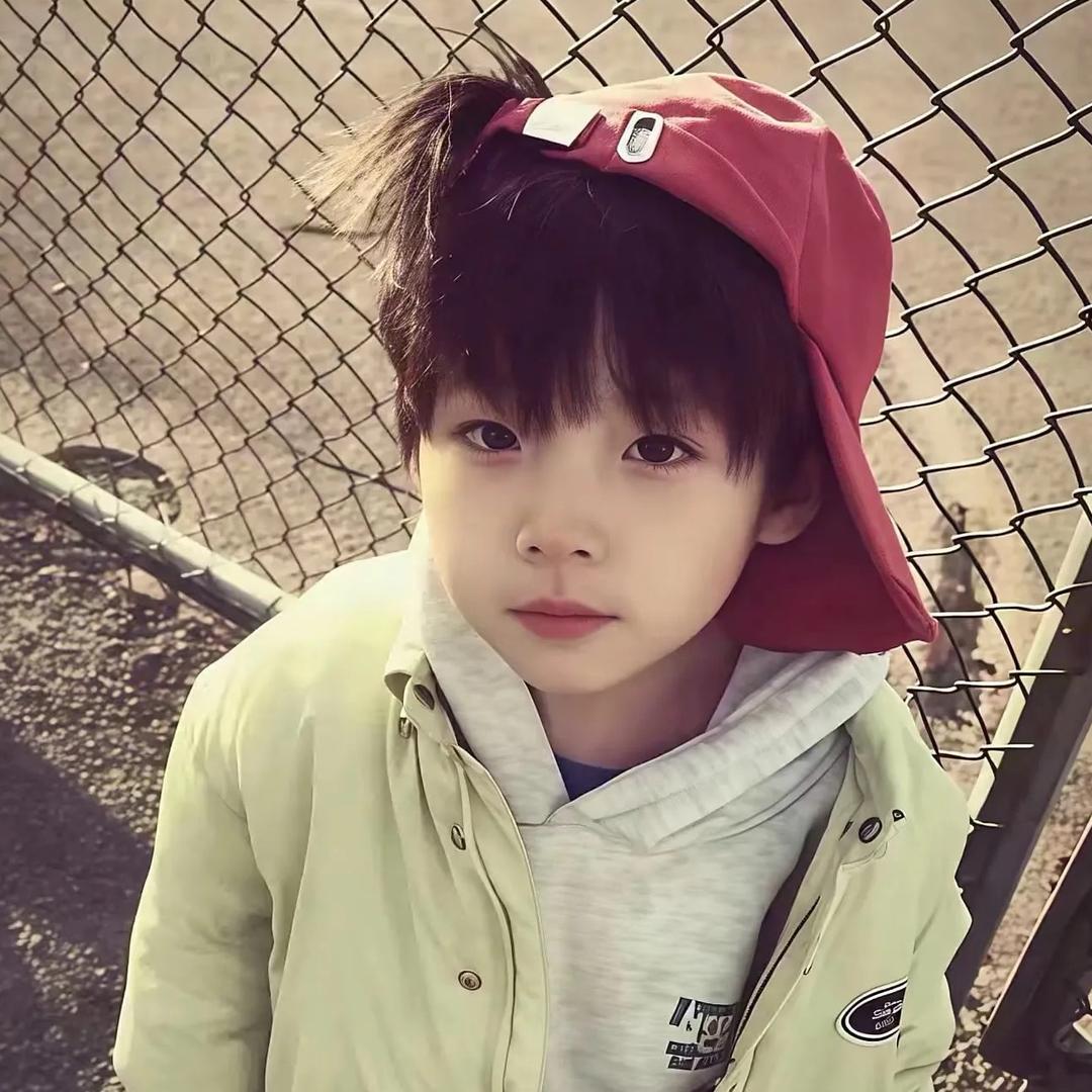 一米五深情男大怒追70岁富婆十条街