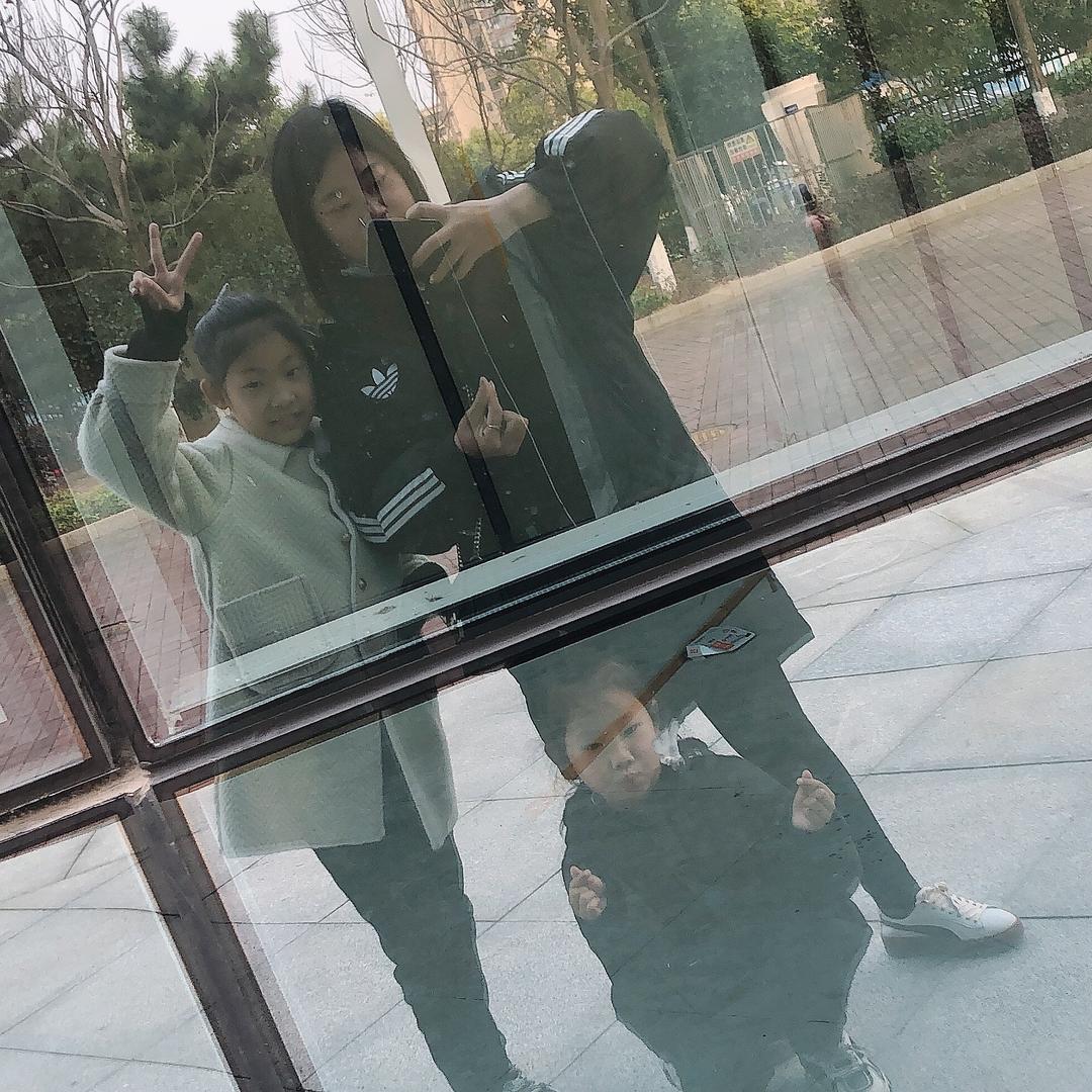 向钱看…