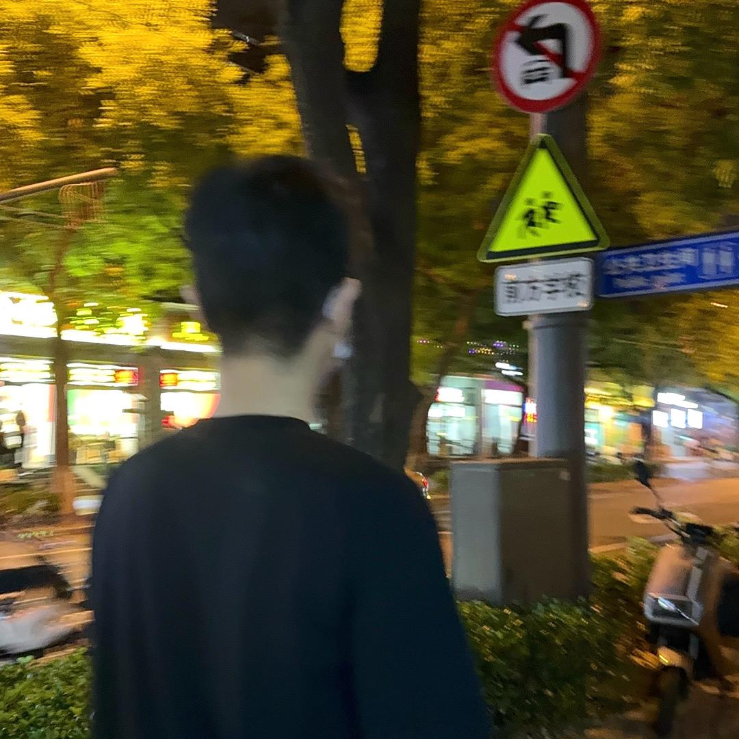 方寸大乱的小伙子