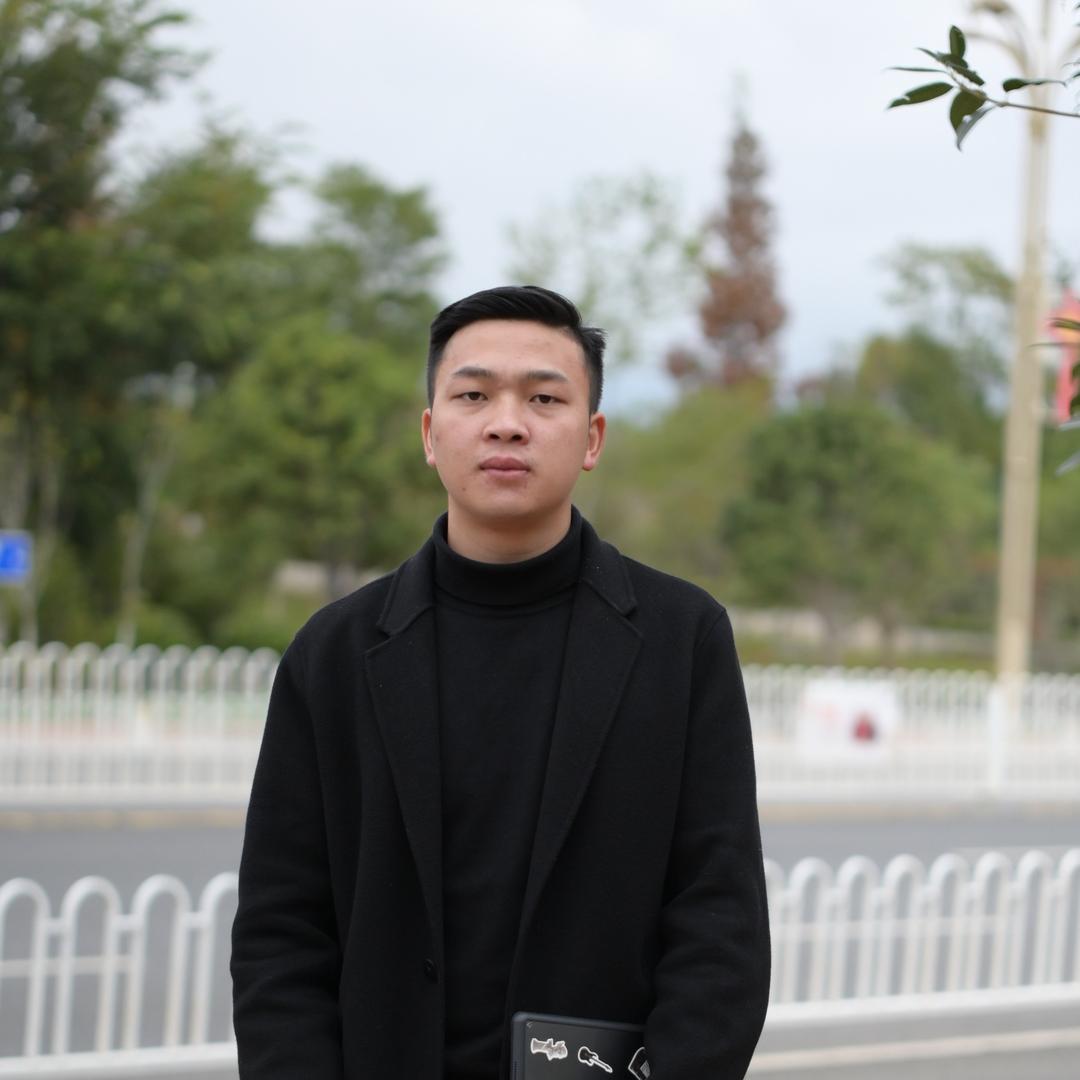 朱均坤在昭通卖机