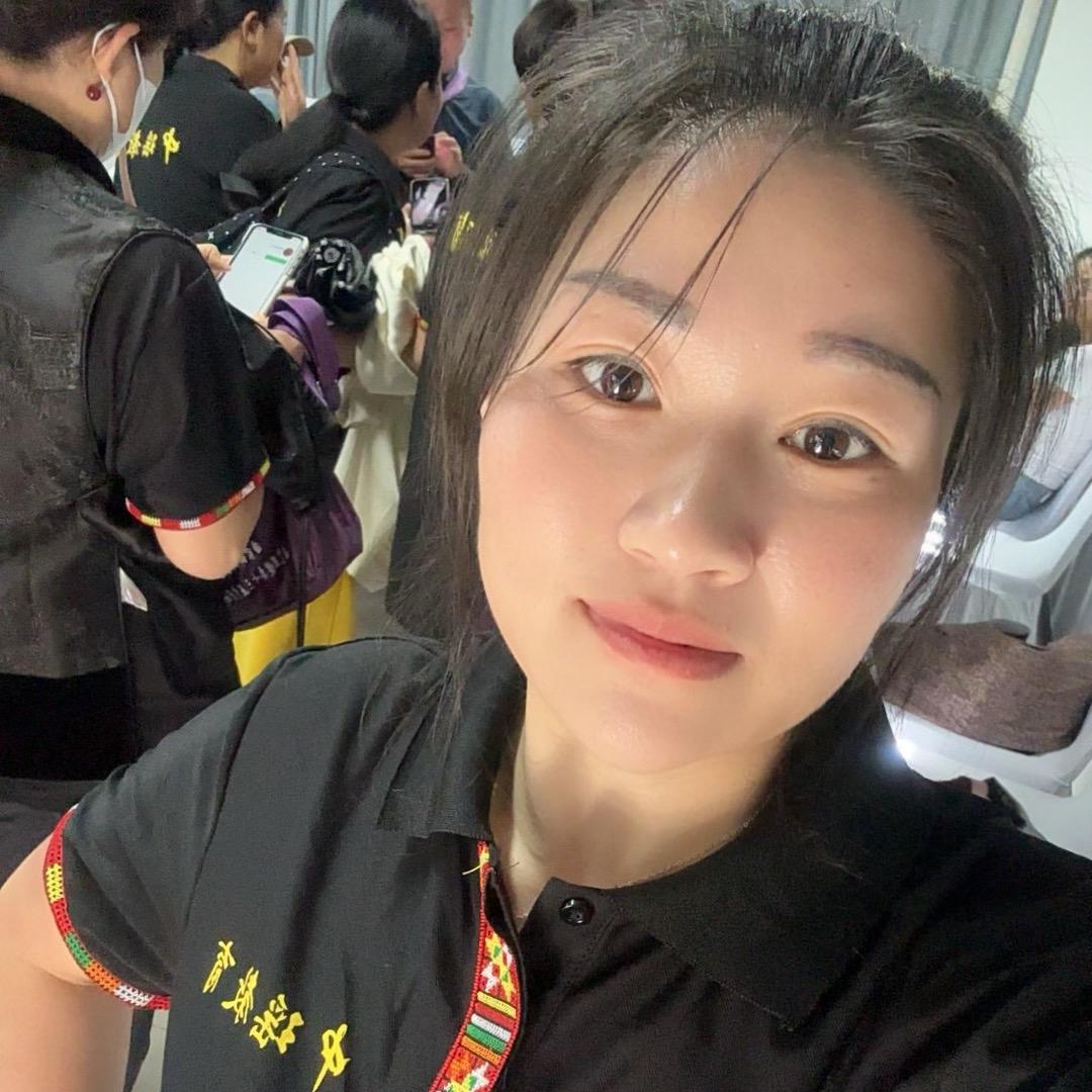 沙 河 挖 沙 的 小 姐 姐