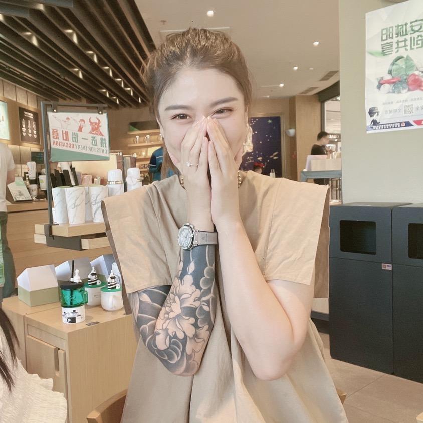 鲁娜娜.