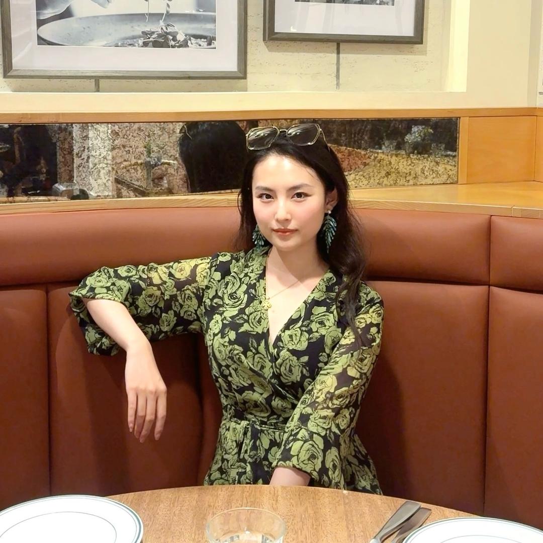 双手插兜的女人