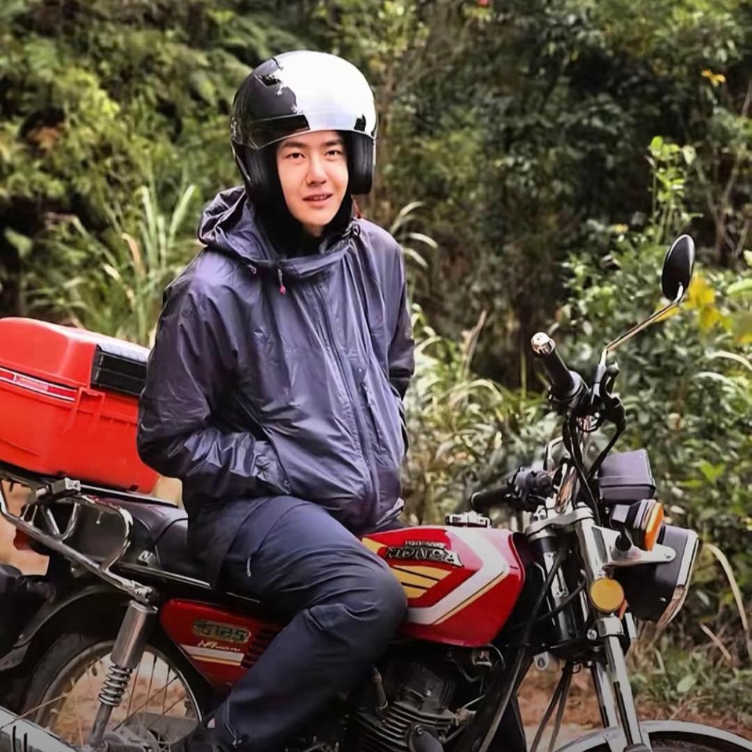 靓女，搭摩托车么咯🤨