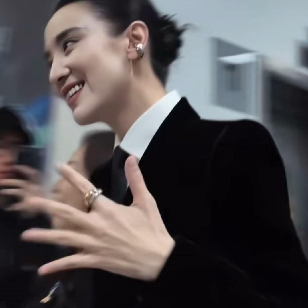 爱穿瑜伽裤的婷儿