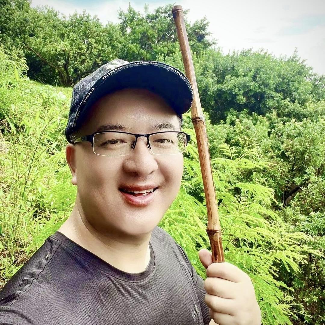梅为君设