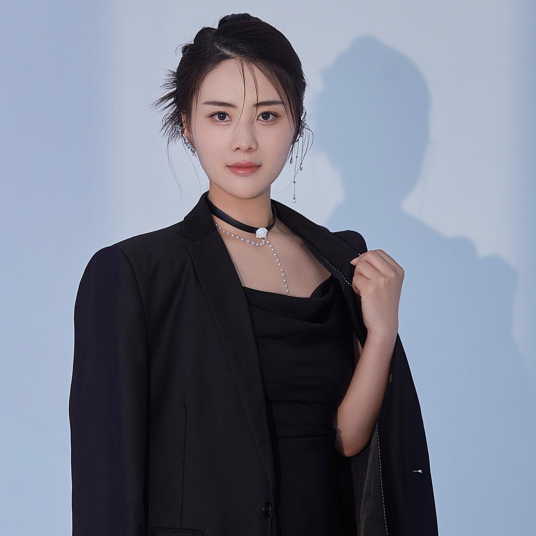 新郑眉毛艳丽