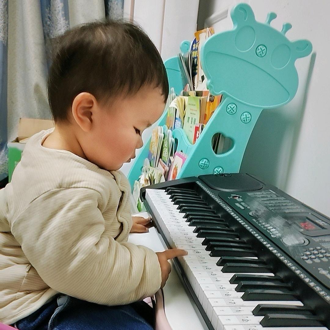 弹琴崽和妈妈
