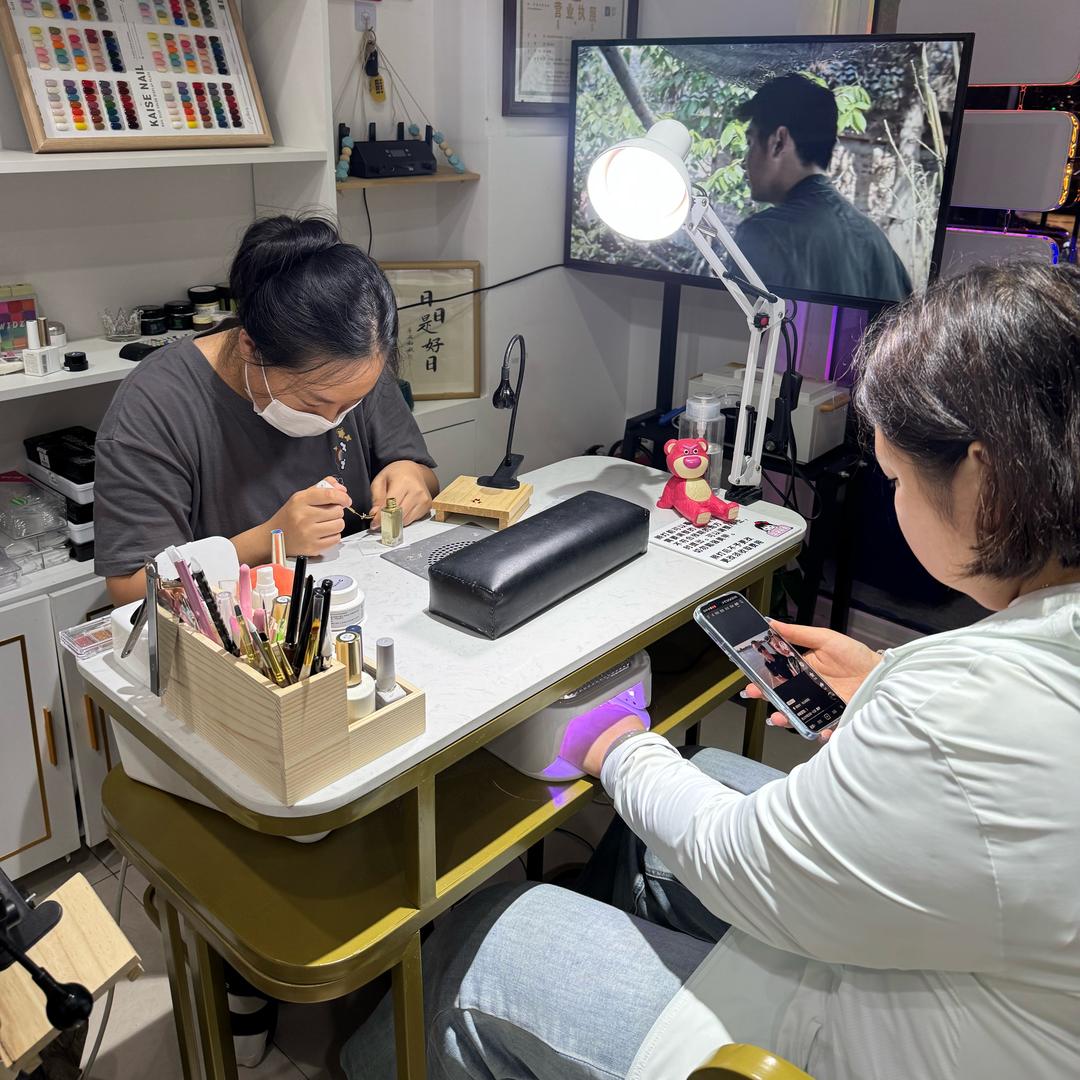 不发脾气的美甲师