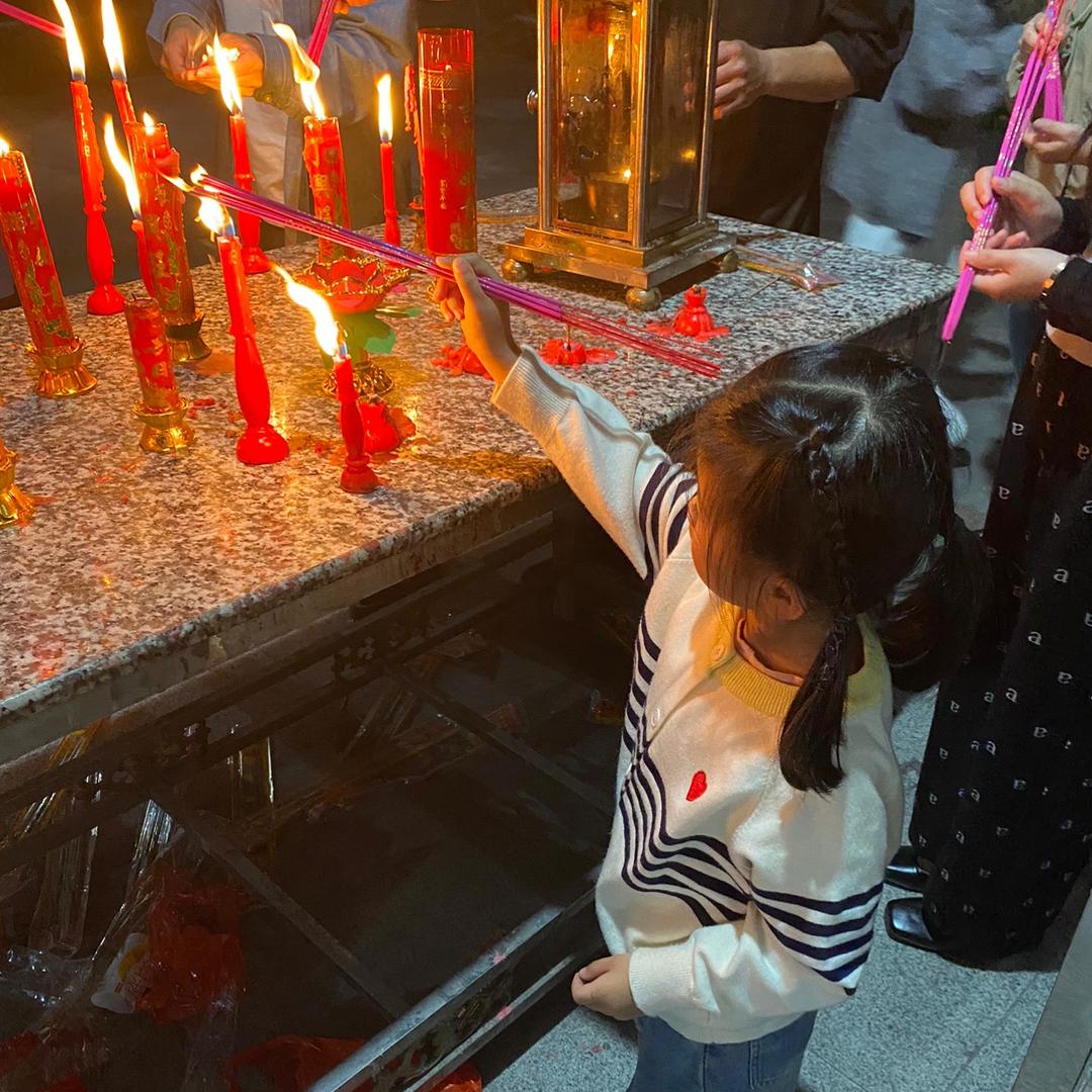 努力赚钱的小何、