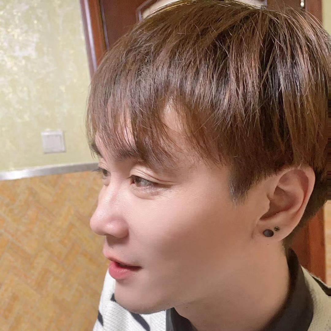 炮崩脸整容花两万。