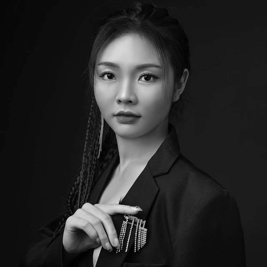 荣荣爱化妆