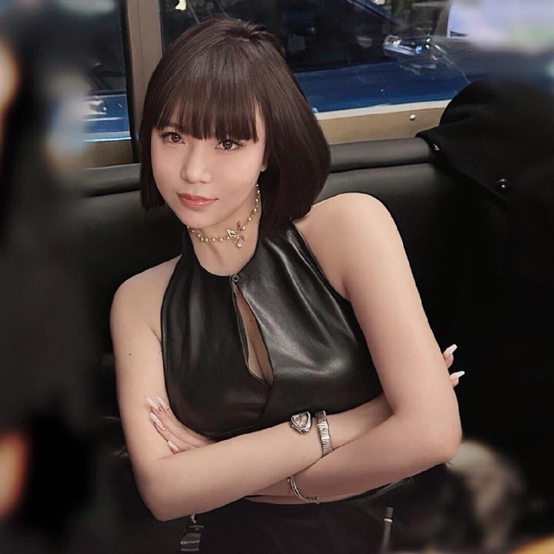 何何