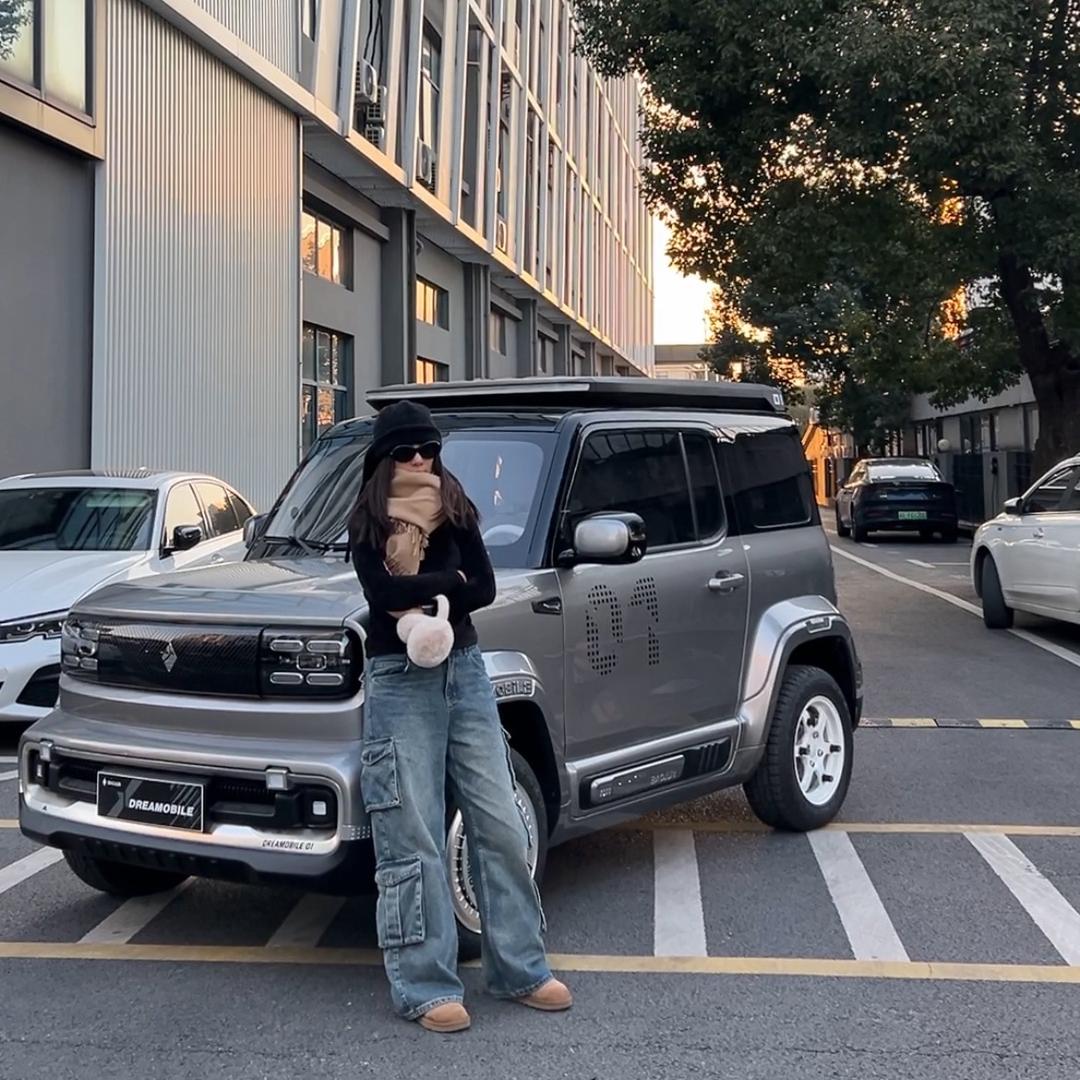 楚楚在玩车