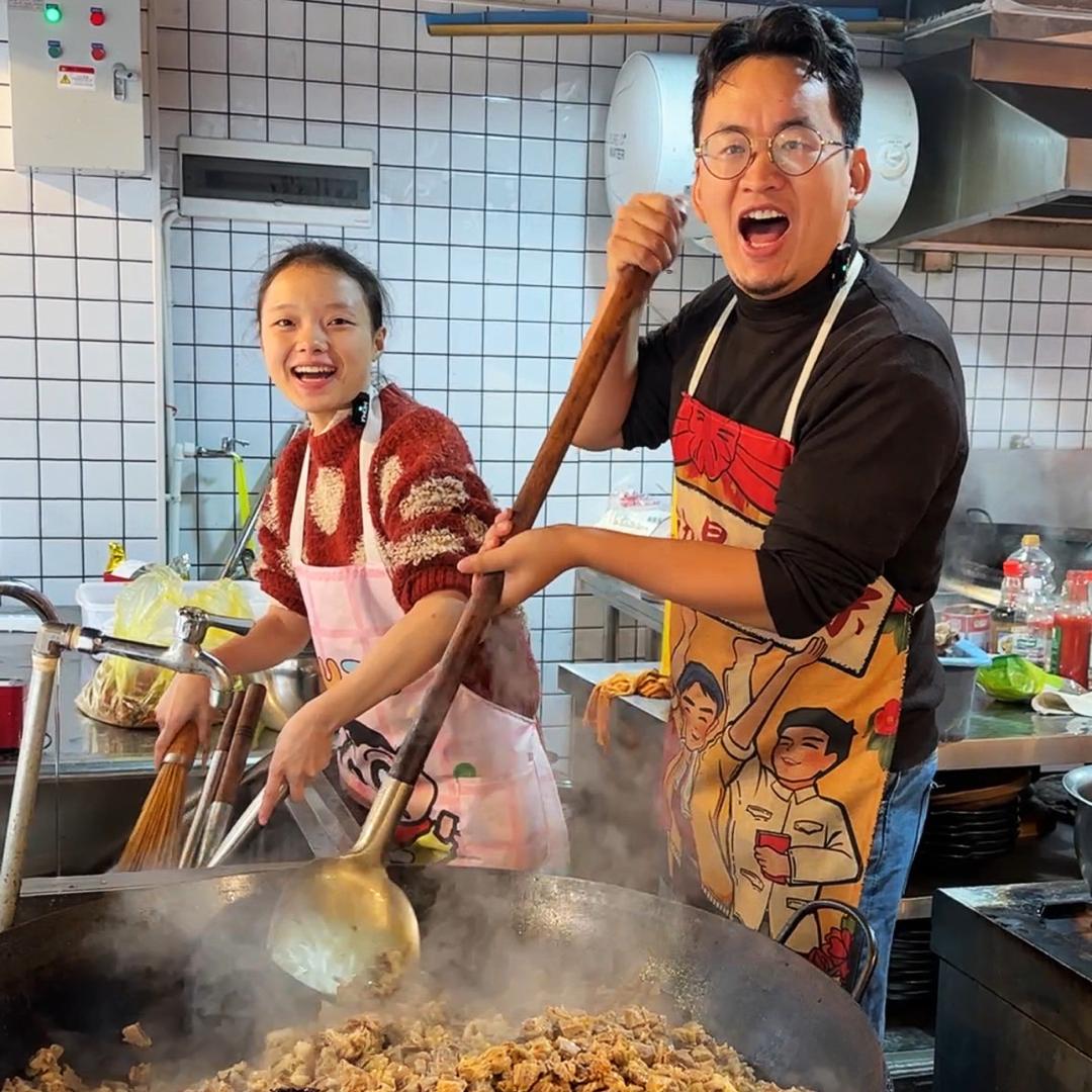 鸣哥湘味牛排锅创始人