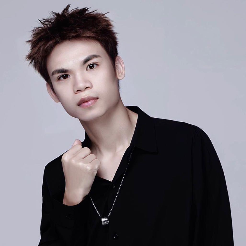 建文老师在烫发