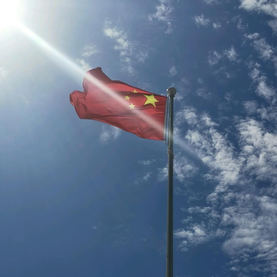 旗杆上的一抹红