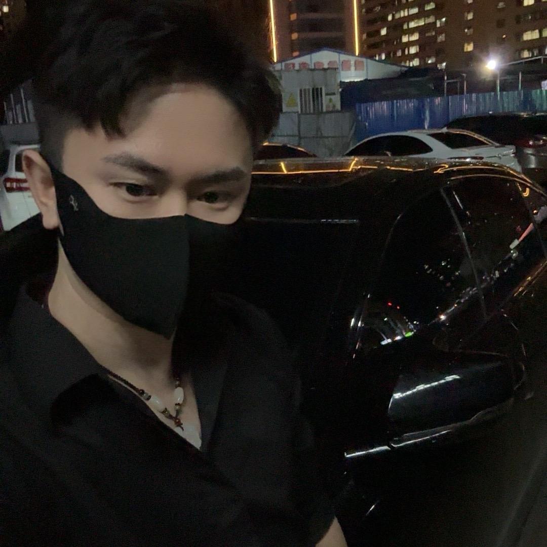 夕殿萤飞思悄然