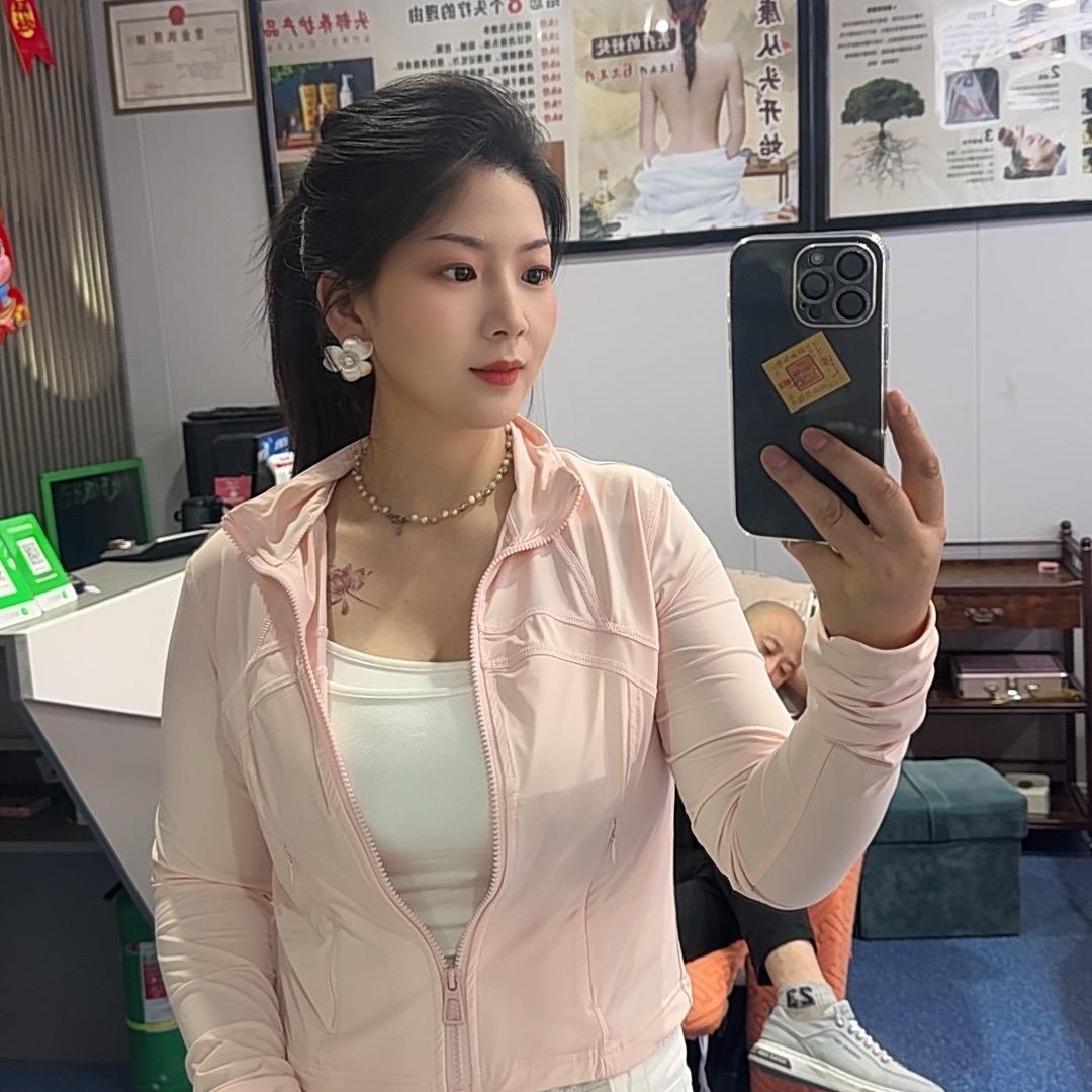 在新疆开头疗采耳养发的小芳