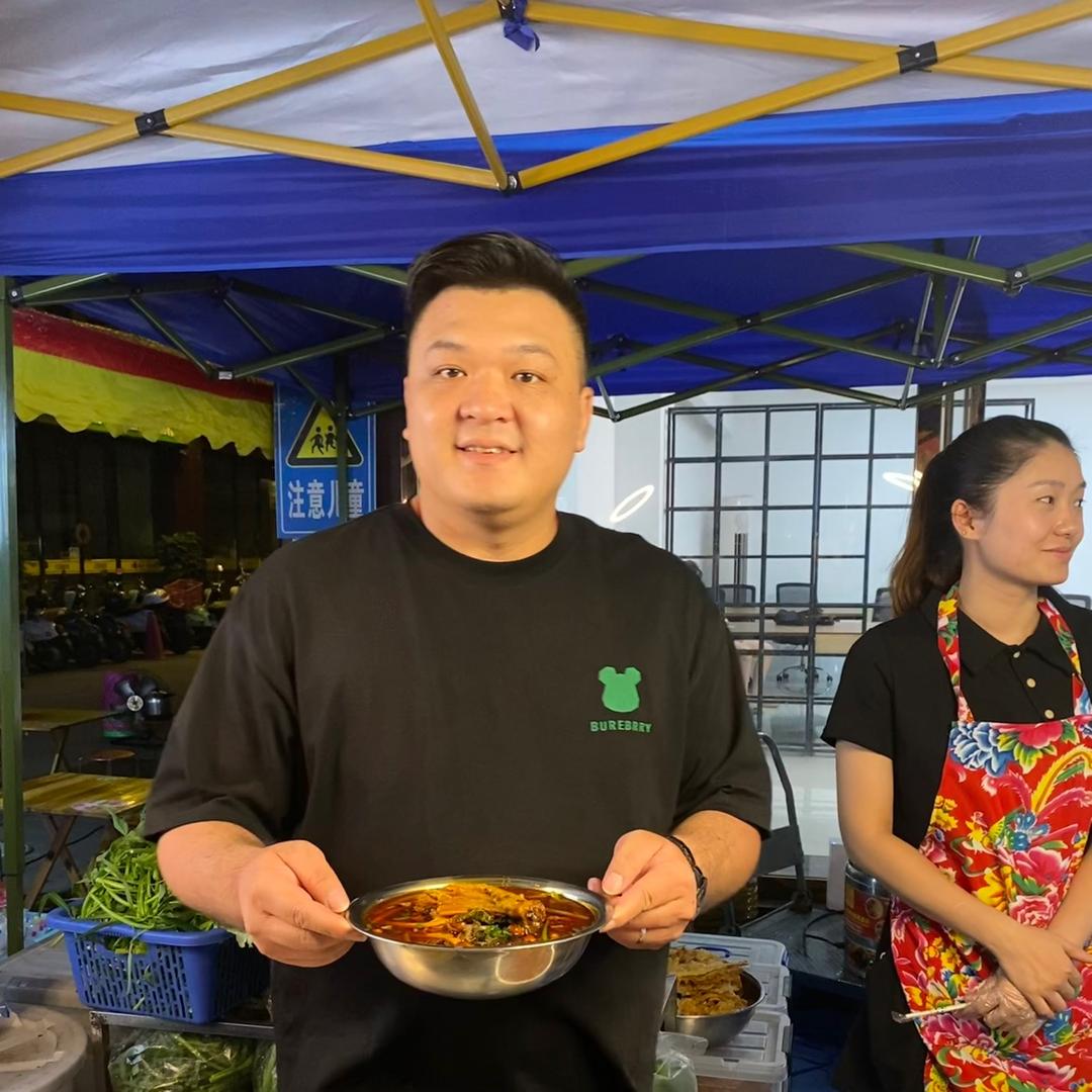 胖子卖螺蛳粉