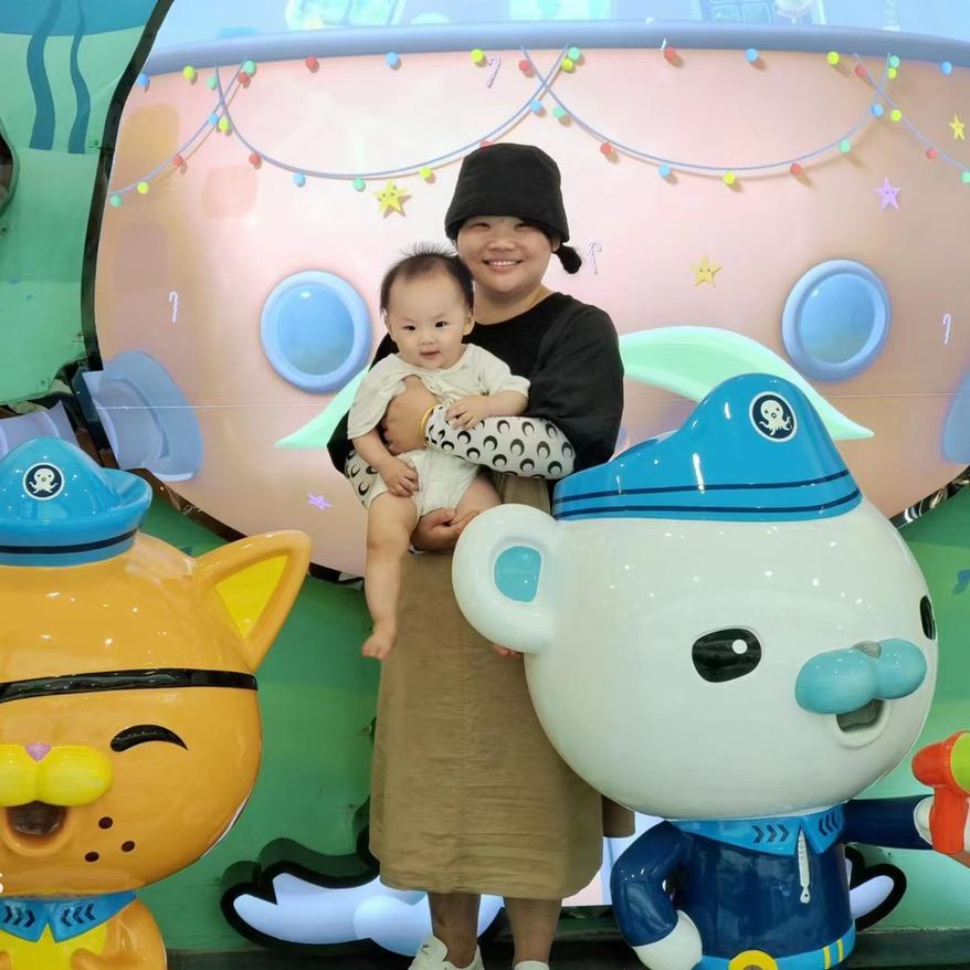 张扬妈妈在等人