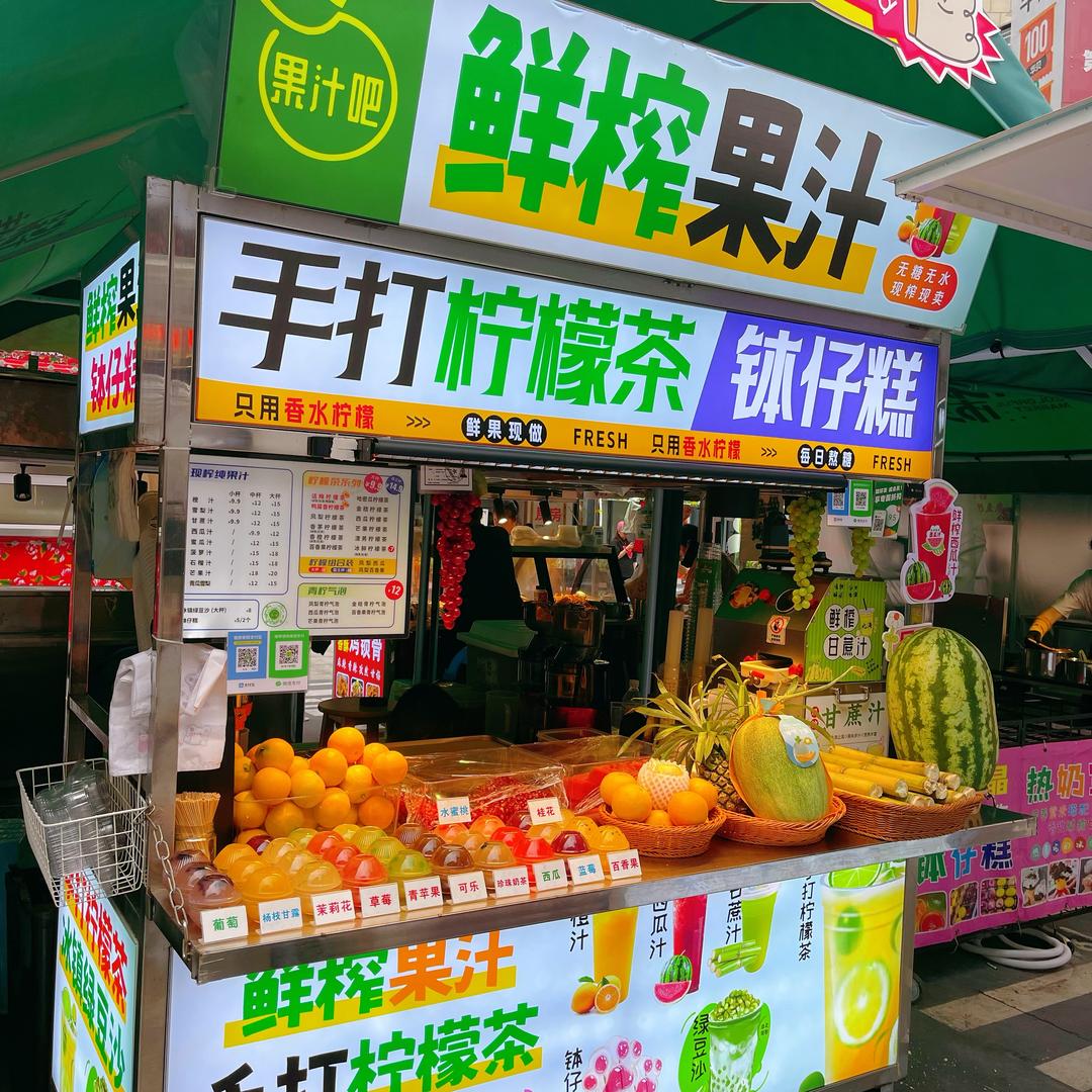 华商2期下沉广场美食街摆摊的琳琳