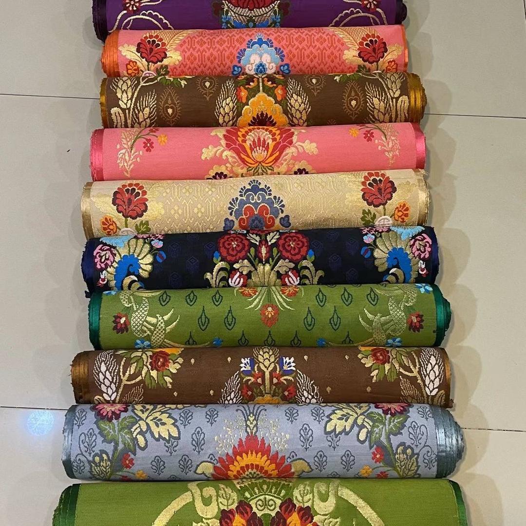 寻路牌藏式服装店
