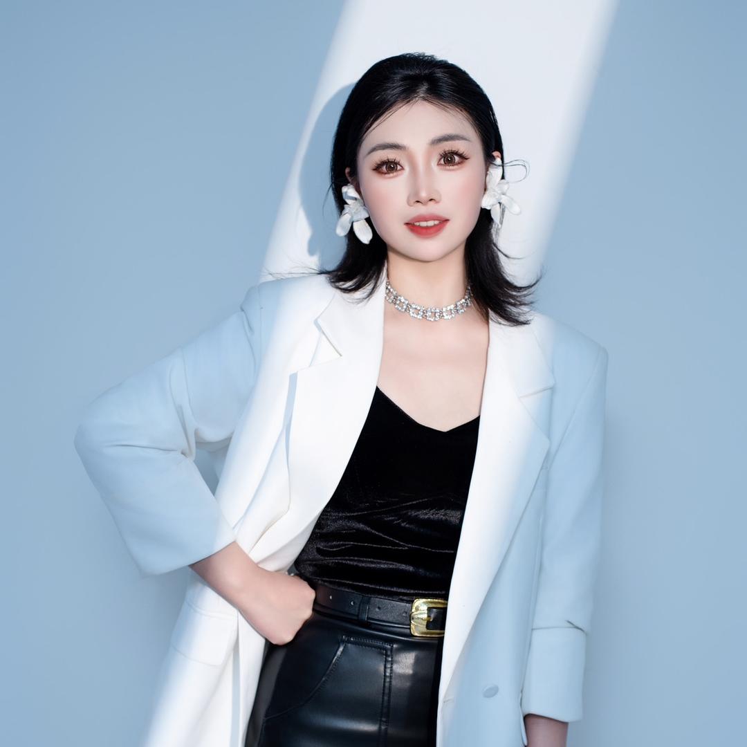 黄茅漫花里新娘跟妆婚纱礼服