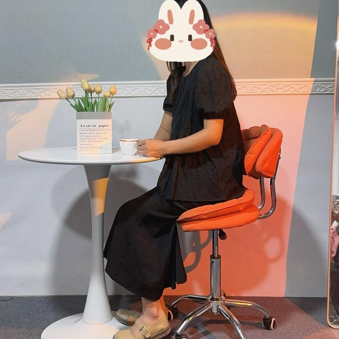 卖椅子的小姐姐