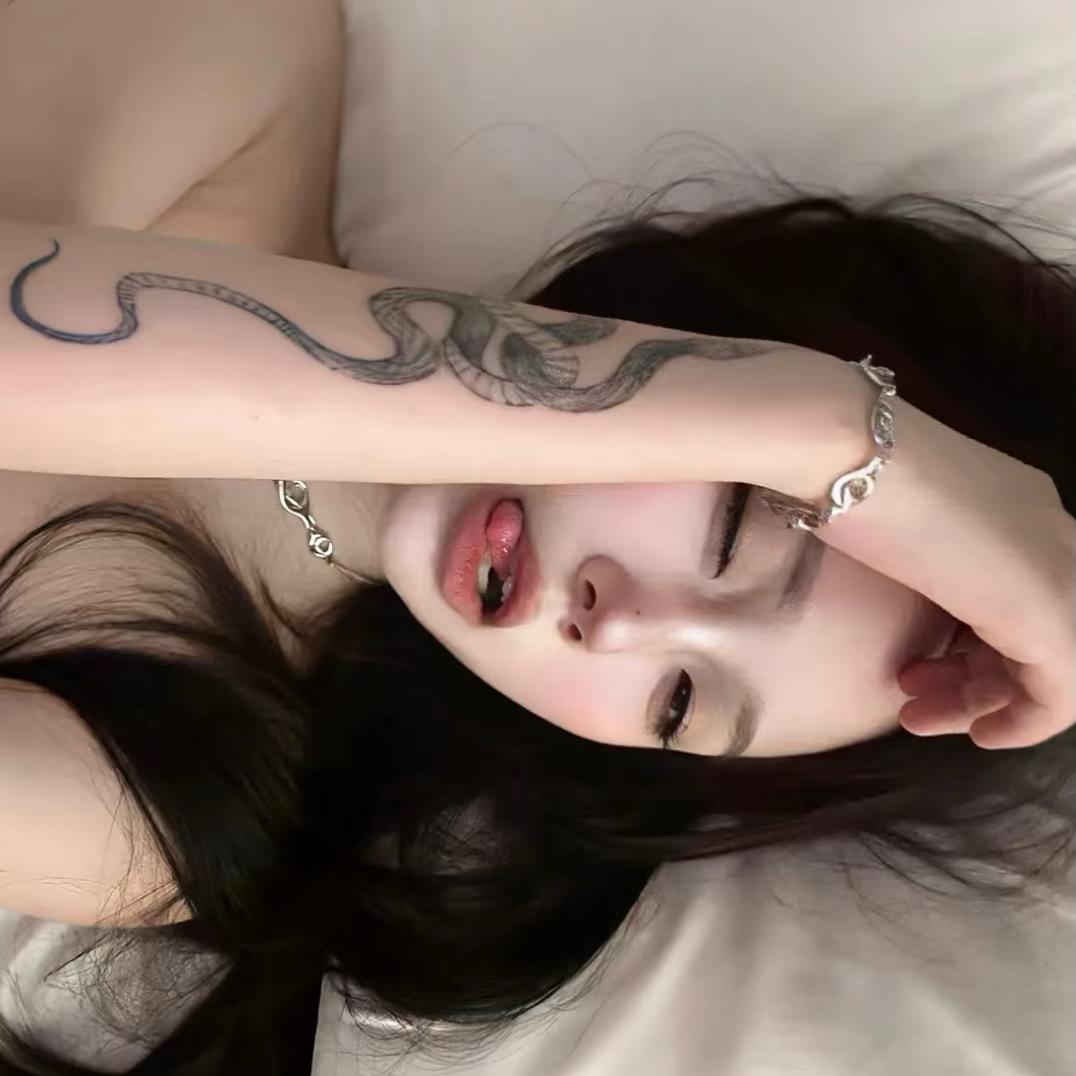 连告别都双手插兜的女人