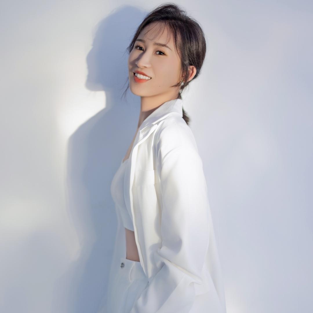 在城关画眉毛的萱萱