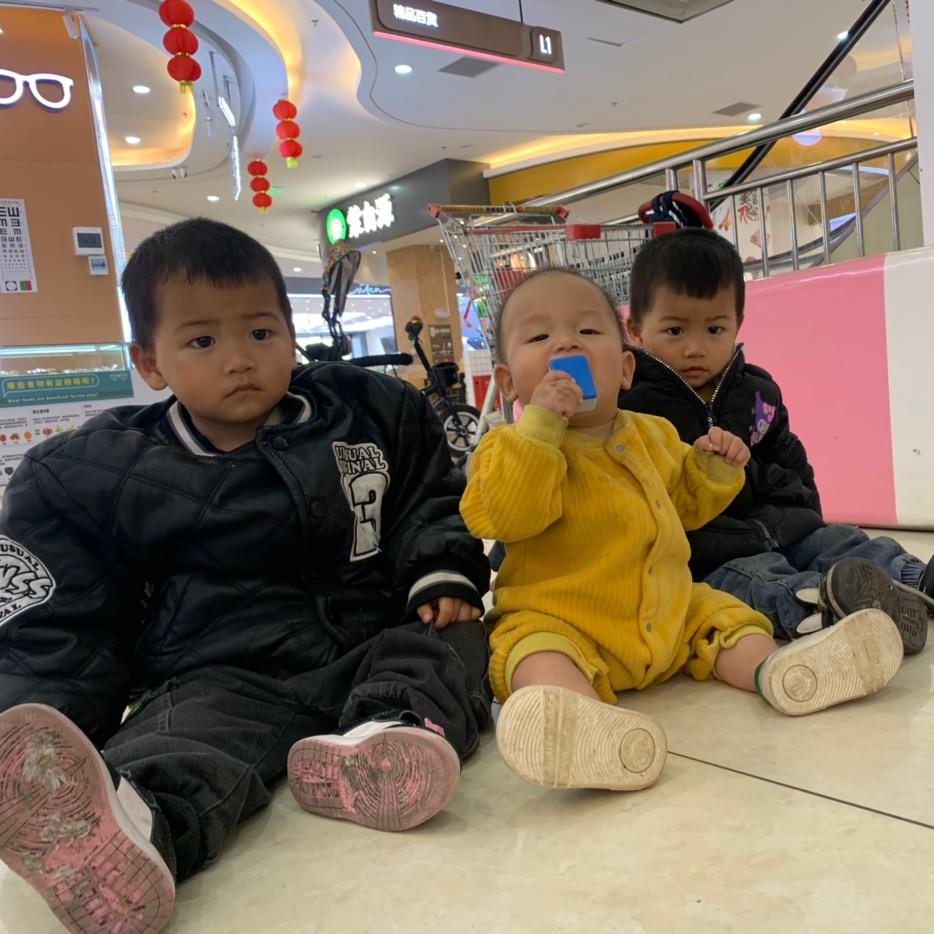 双胞胎加一个老三（带娃中