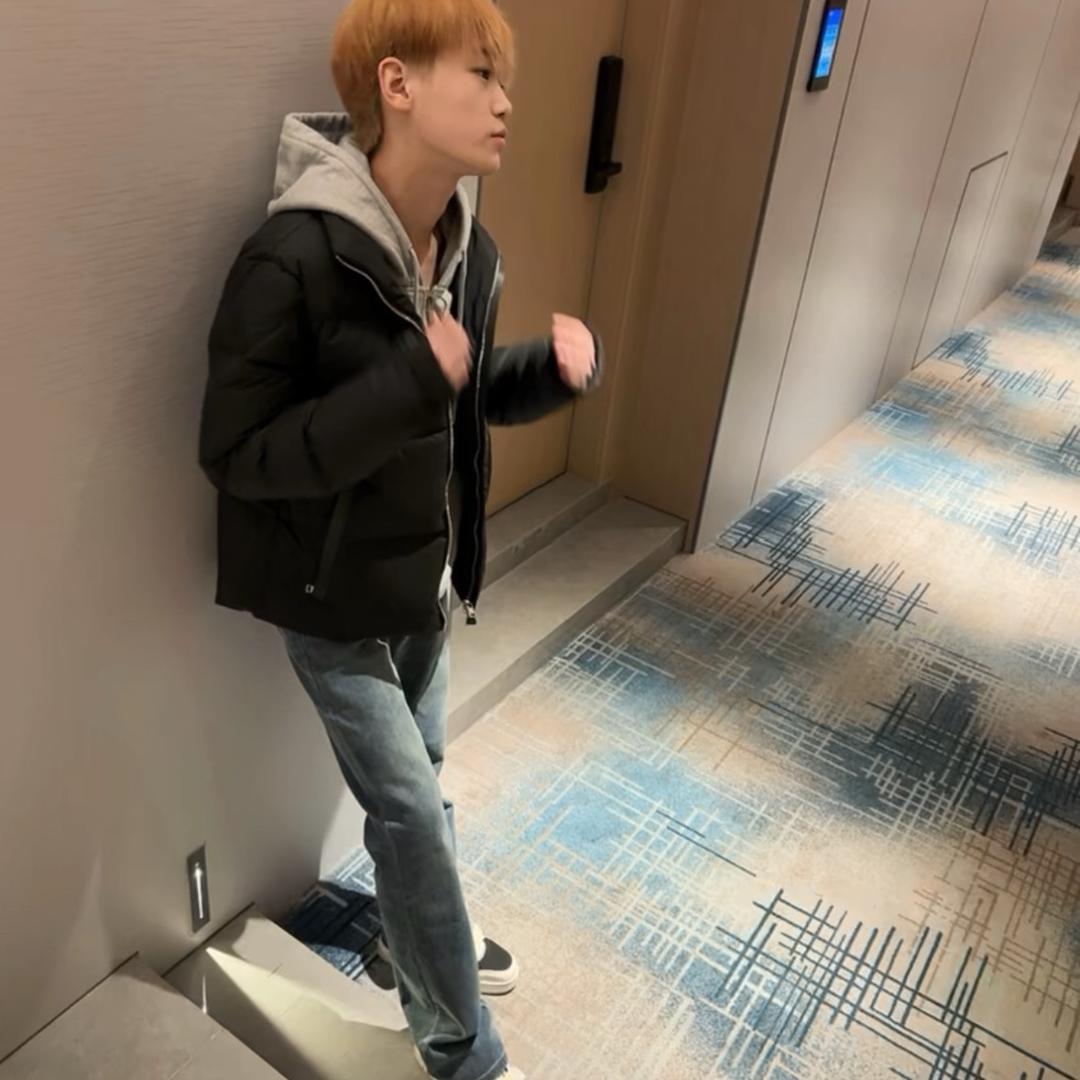 一拳给你奶眼眶打却青