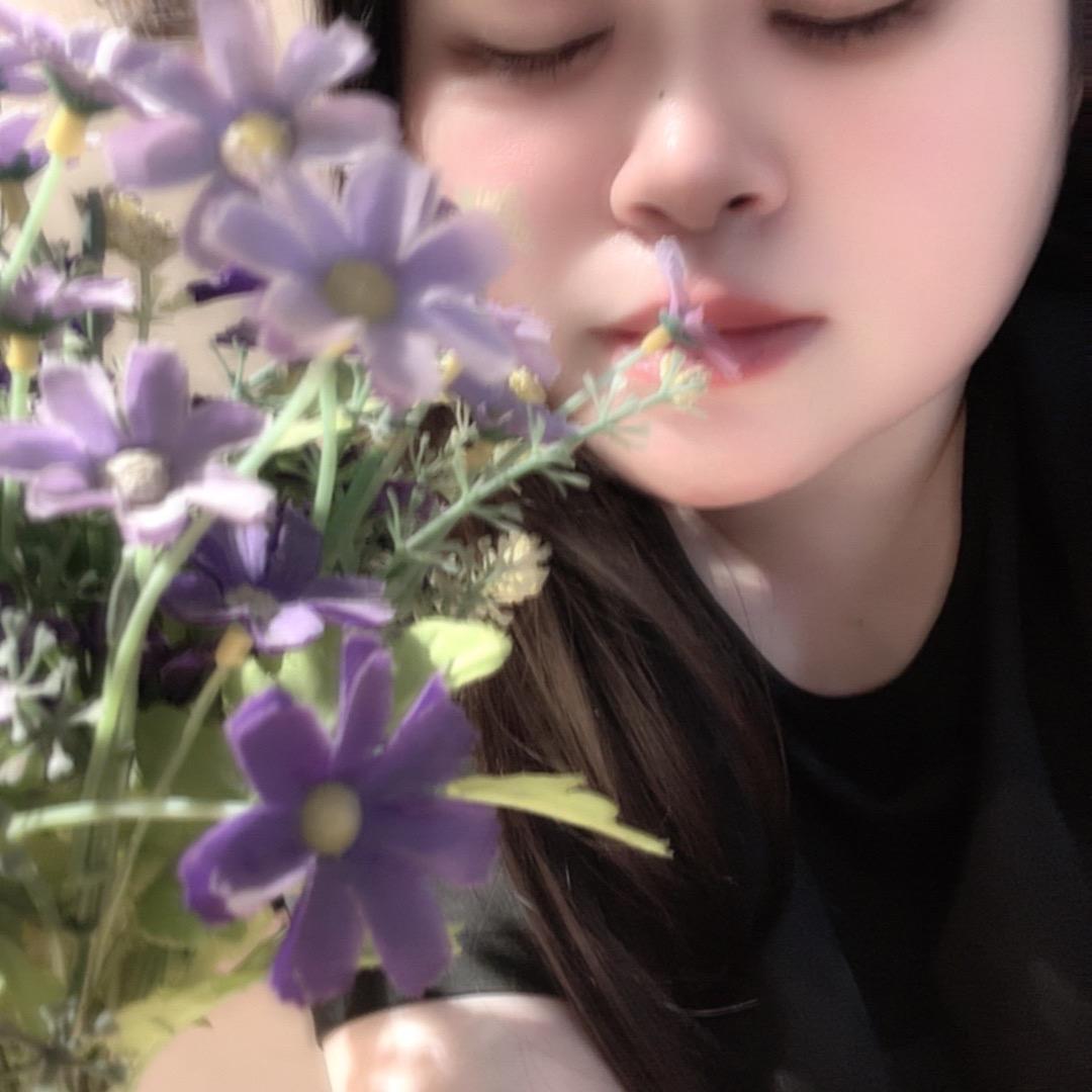 柠檬树上的少女