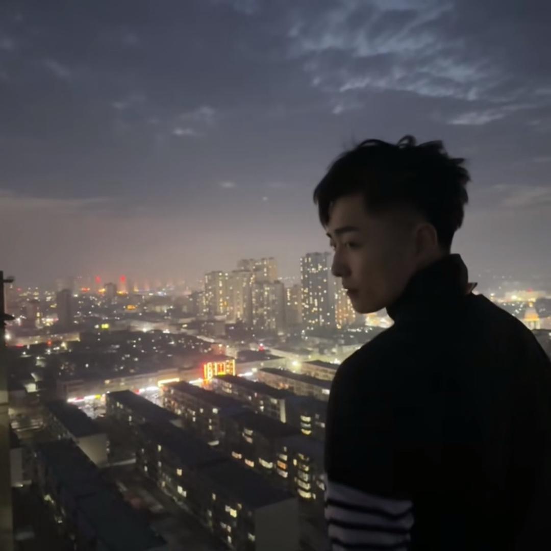 拥有九块腹肌的男人
