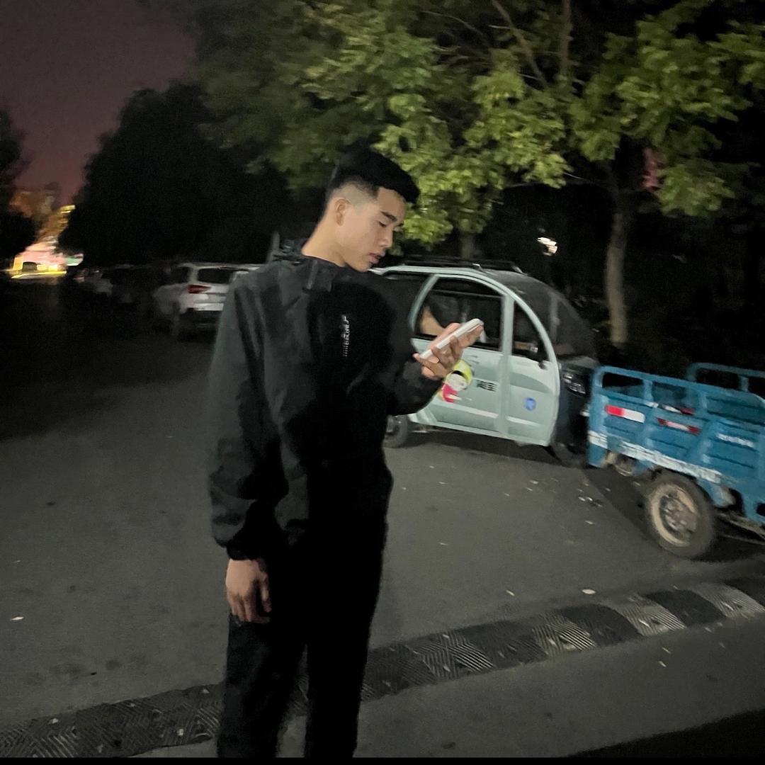周 亮.
