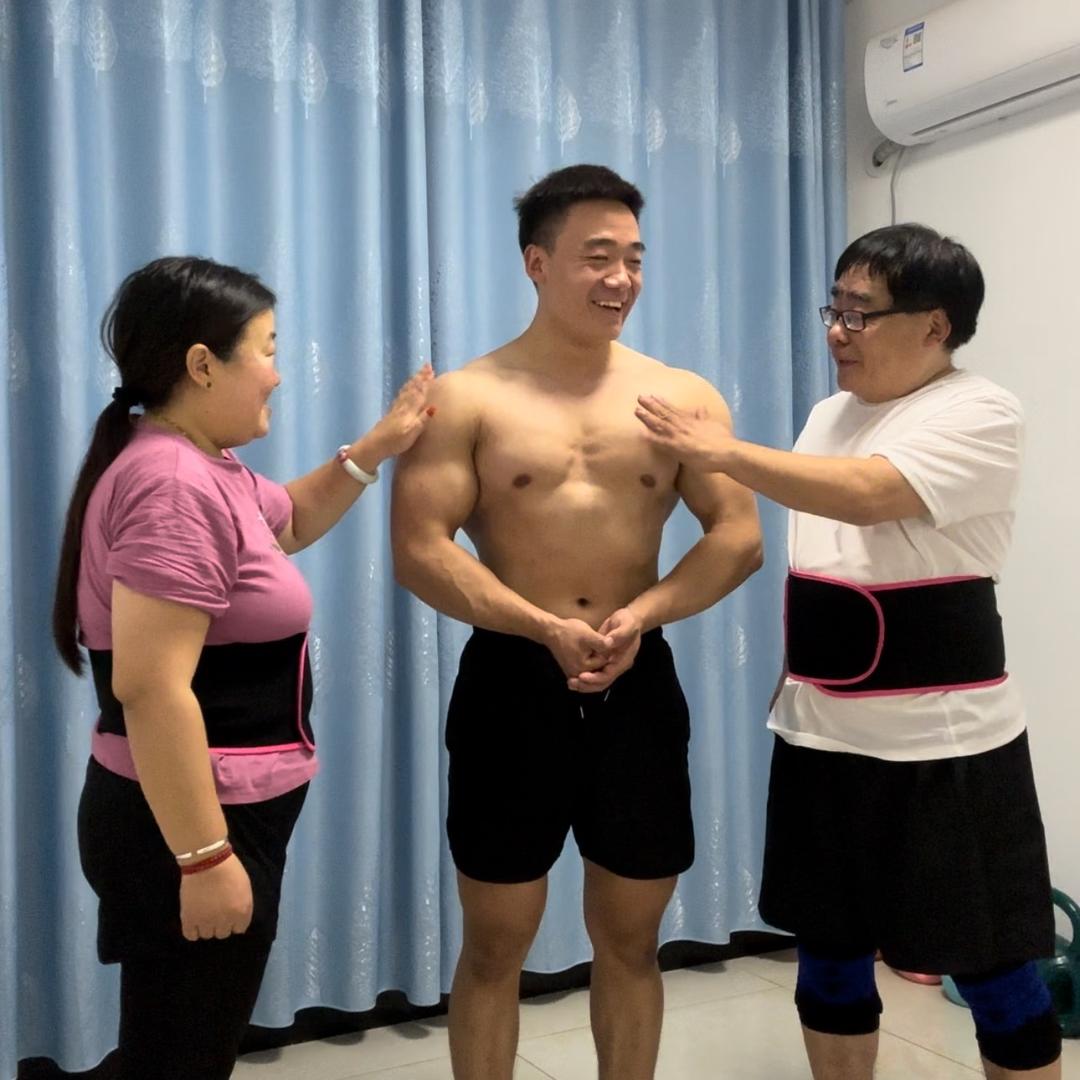 带爸妈健身的小李教练