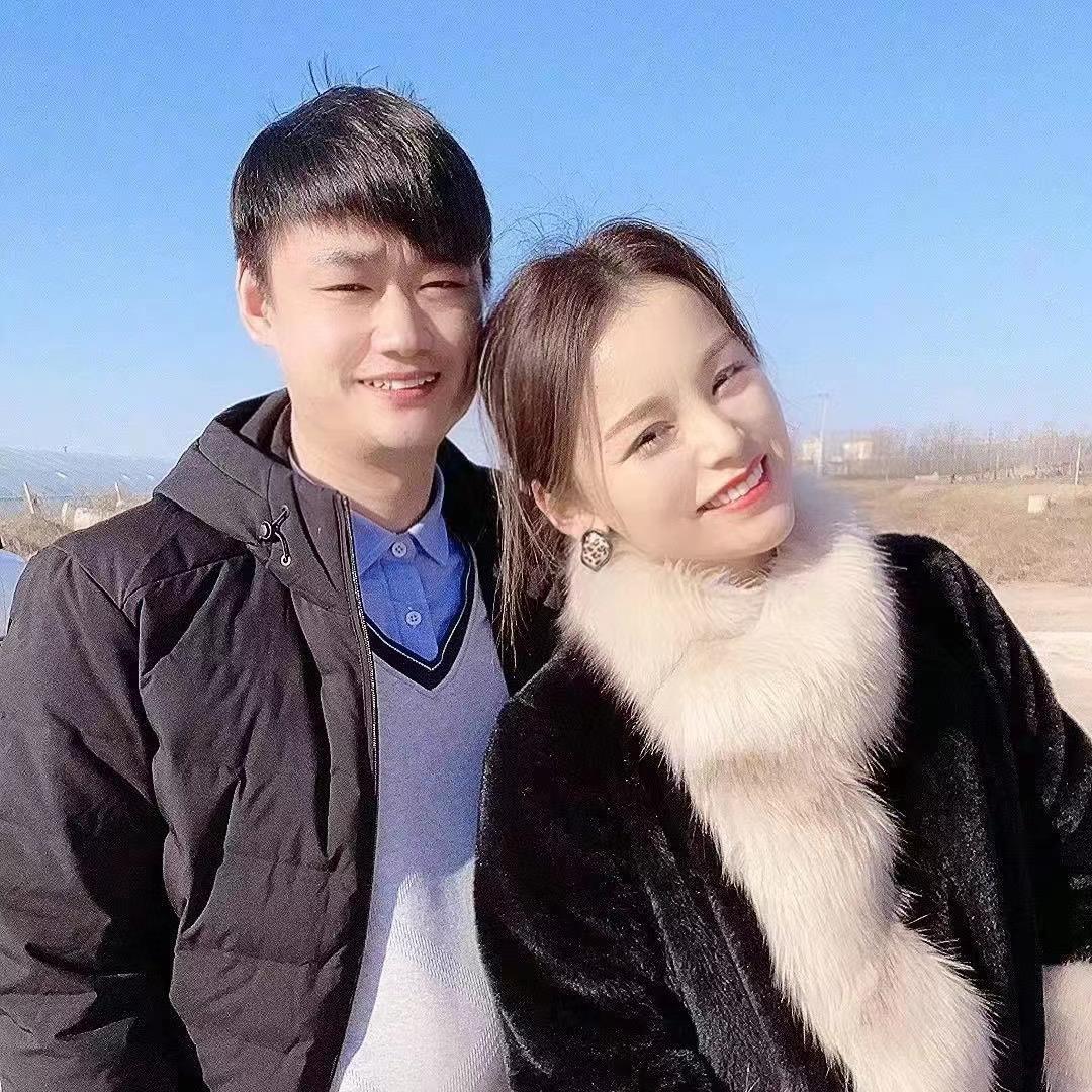 彩霞夫妻一家人
