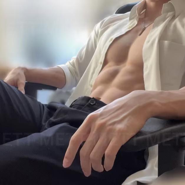 一个人掉进了水里