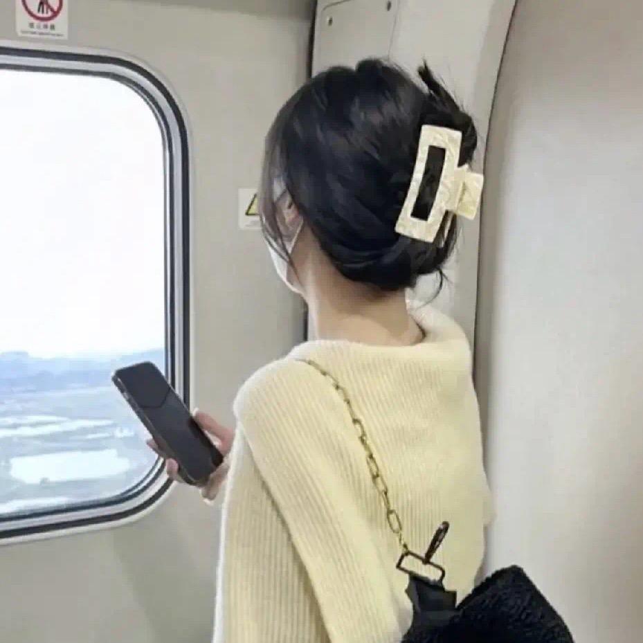 依依