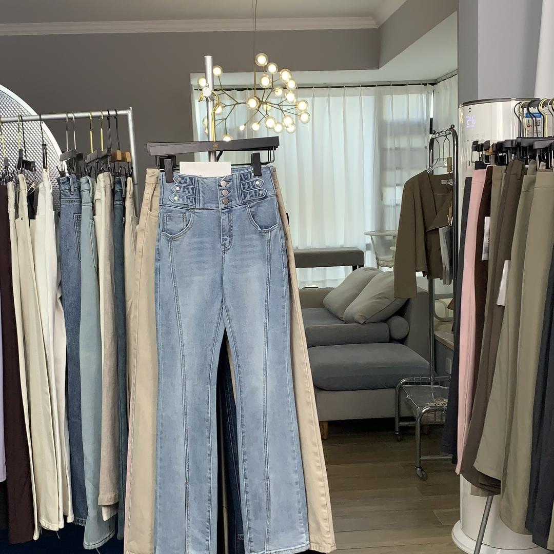 青李子女装牛仔裤店