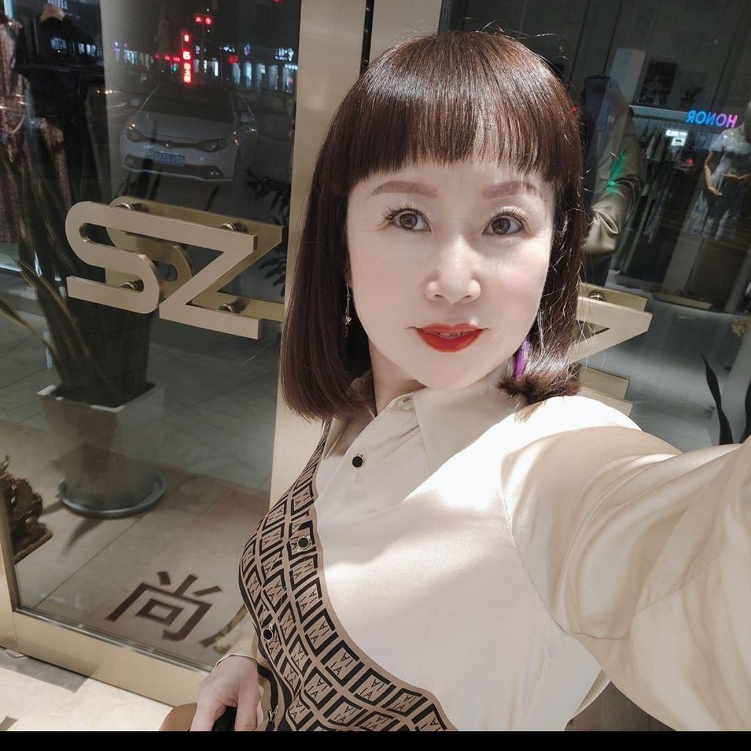 百信裤行老板娘