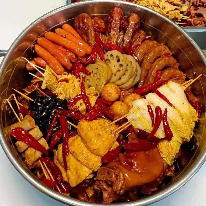 在和平商业街赵一鸣零食旁摆摊做卤味的