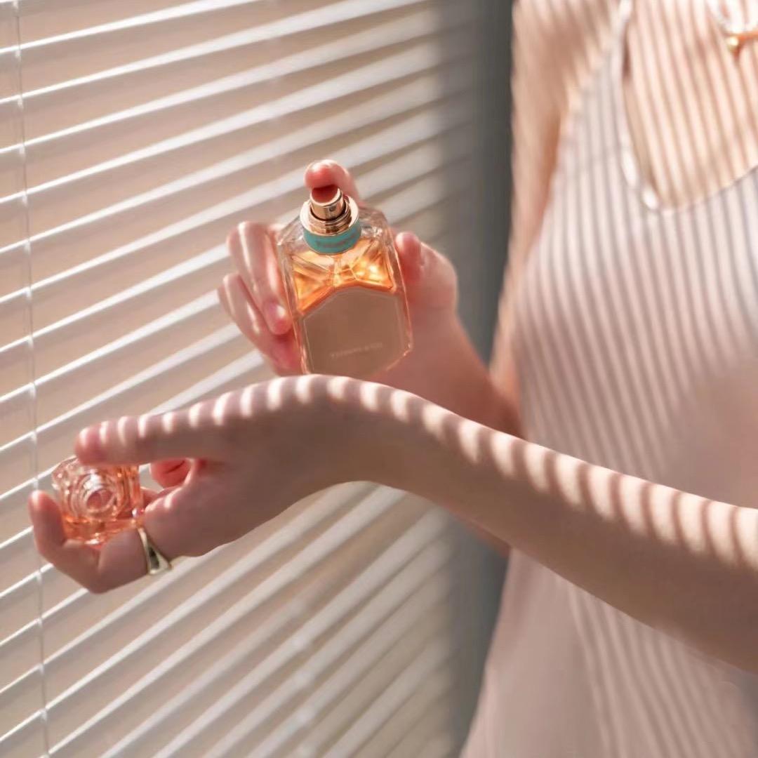 严简美妆专营店