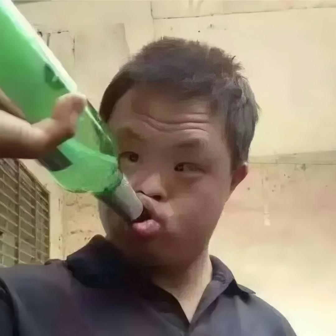 嘚遛着奶瓶