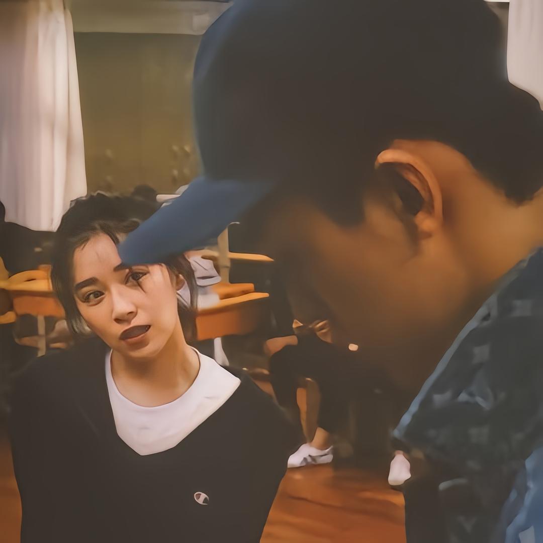 欠踹的背影&