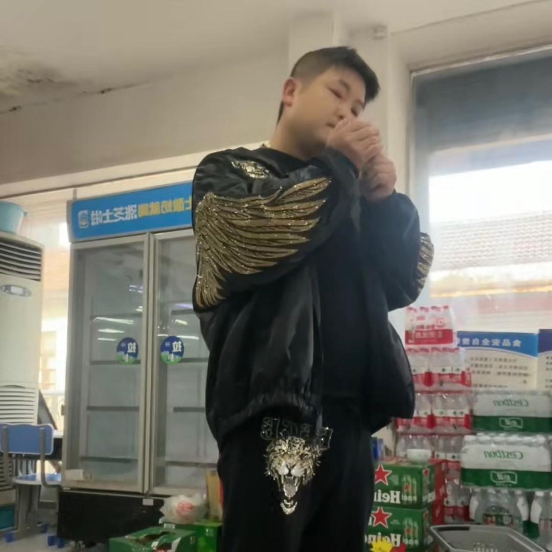 穿着拖鞋逛大街