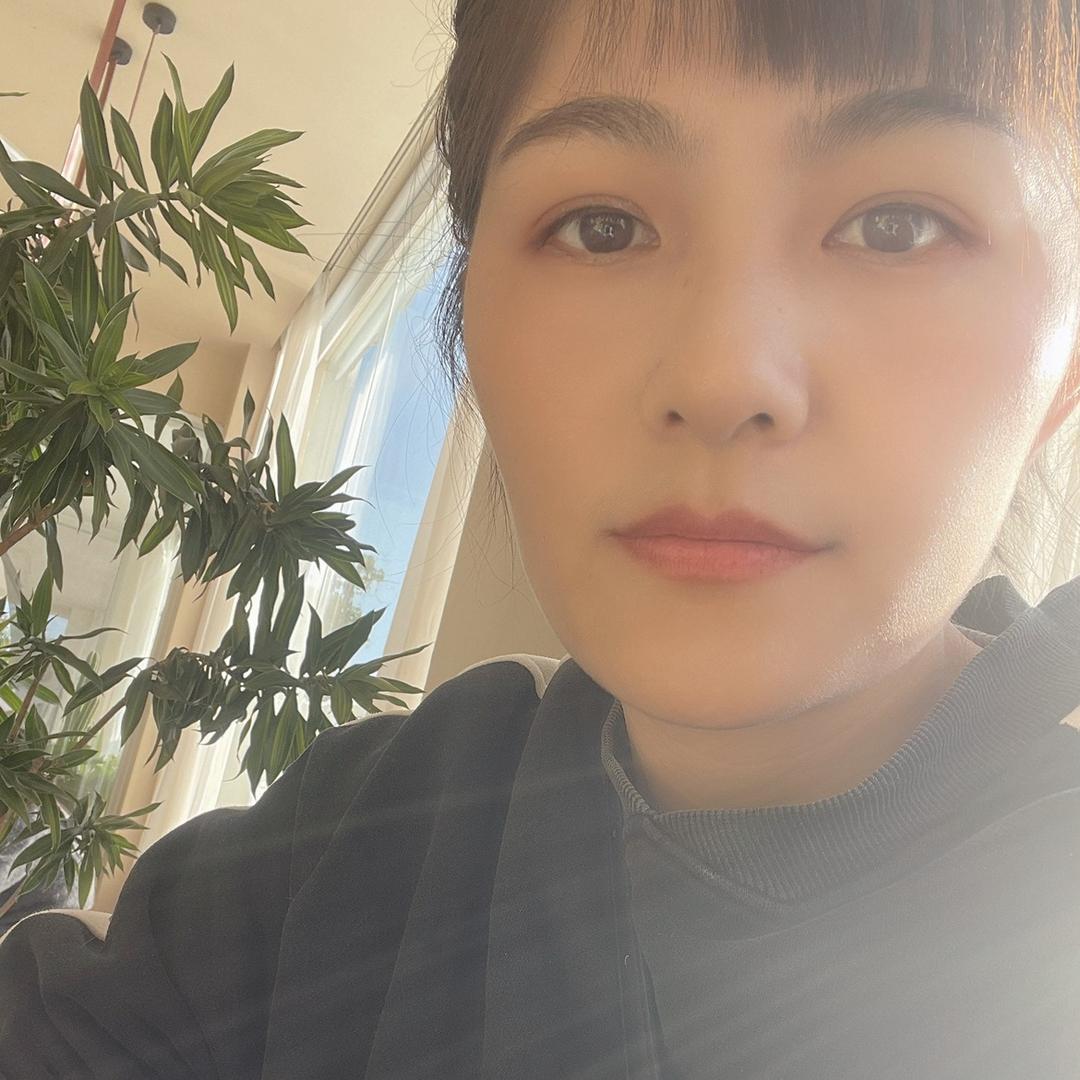 嘴角微上扬