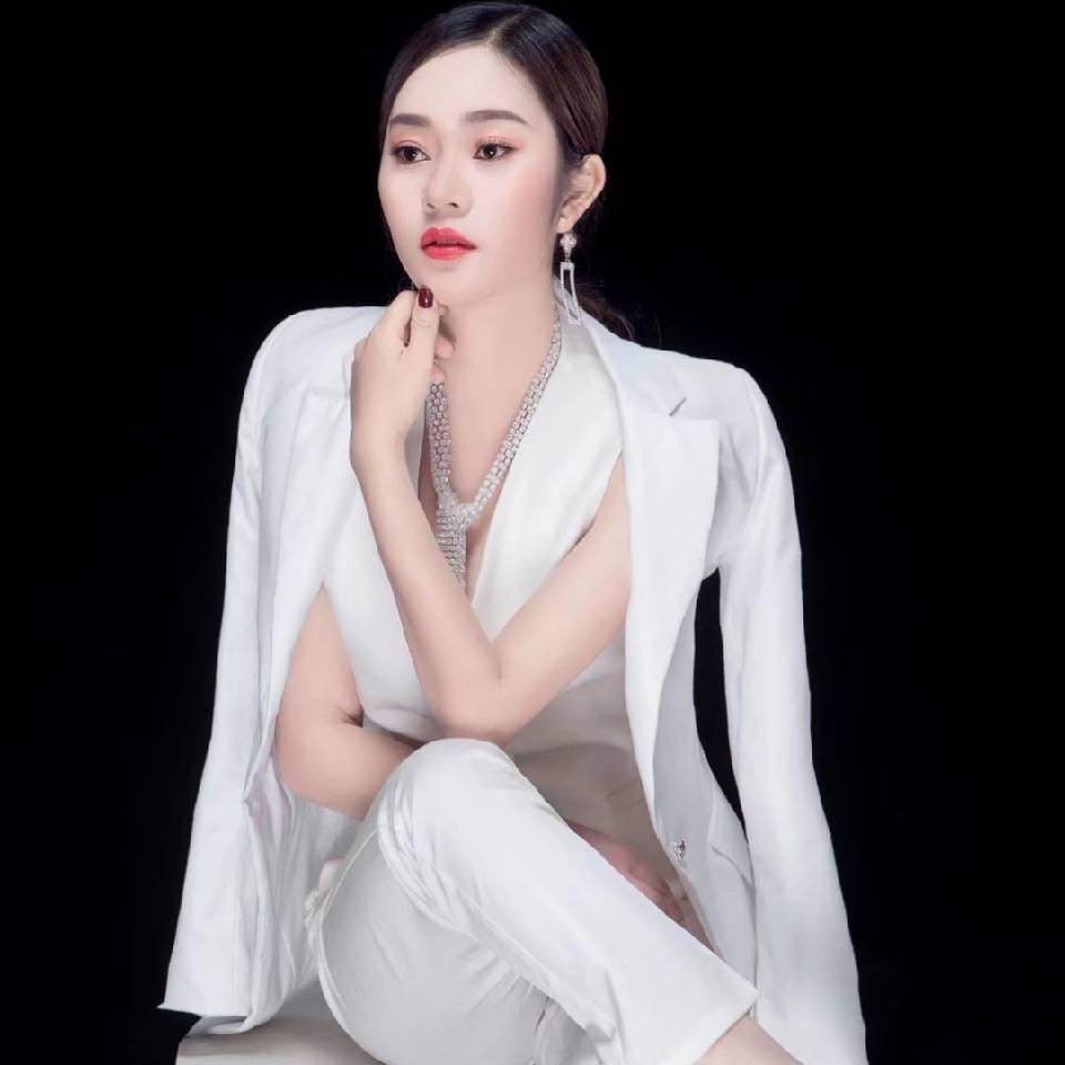 丘北县冯冯美容美甲店