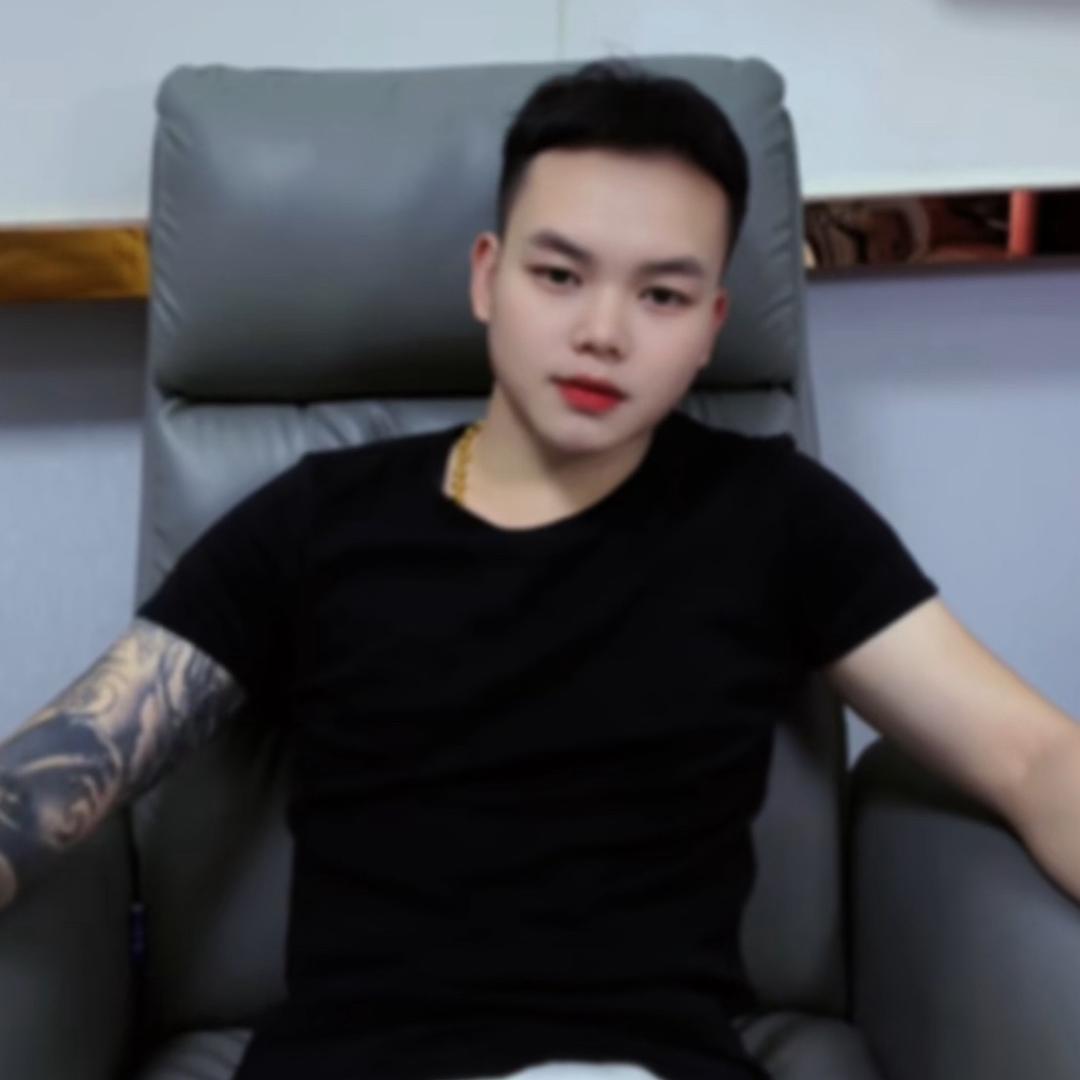 张爱笑，